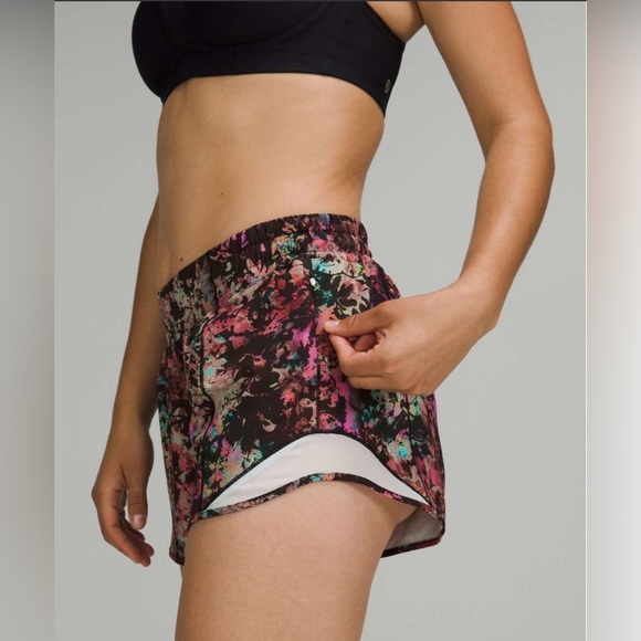 Lululemon Hotty Hot Low-Rise Lined Short 4" Stencil Blossom Red Multi/Sheer Blue - Picture 3 of 12